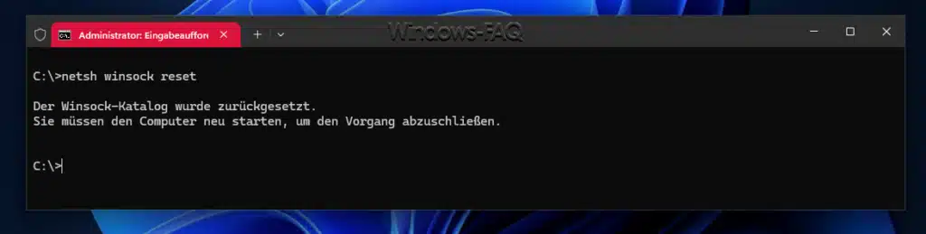 Der Befehl **`netsh winsock reset`** ist ein leistungsstarkes Tool zur Behebung von Netzwerkproblemen unter Windows. Er setzt den sogenannten **Winsock-Katalog** (Windows Sockets API) auf die Standardeinstellungen zurück. Winsock ist eine Schnittstelle, die von Windows verwendet wird, um Kommunikation zwischen Netzwerkdiensten und Programmen zu ermöglichen. Wenn dieser Katalog beschädigt wird, beispielsweise durch Malware, fehlerhafte Software oder falsche Netzwerkänderungen, können Verbindungsprobleme auftreten.
Die häufigsten Szenarien, in denen der Befehl hilfreich ist, umfassen Probleme wie fehlende Internetverbindung, trotz funktionierender Hardware, oder fehlerhafte DNS- und Proxy-Einstellungen. Durch das Zurücksetzen wird der Katalog in den ursprünglichen Zustand gebracht, was viele dieser Probleme beheben kann. Es ist jedoch wichtig zu beachten, dass dieser Vorgang benutzerdefinierte Winsock-Konfigurationen oder Einstellungen, die von bestimmten Programmen benötigt werden, entfernt. Nach der Ausführung des Befehls sollte der Computer neu gestartet werden, damit die Änderungen wirksam werden.
Ein typisches Anwendungsszenario: Wenn Programme Fehlermeldungen wie „Keine Internetverbindung“ anzeigen oder bestimmte Dienste nicht mehr auf das Netzwerk zugreifen können, ist **`netsh winsock reset`** oft eine schnelle und effektive Lösung. Es ist besonders hilfreich, wenn die Fehlerursache nicht klar identifiziert werden kann, da es viele potenzielle Netzwerkprobleme auf einmal löst.